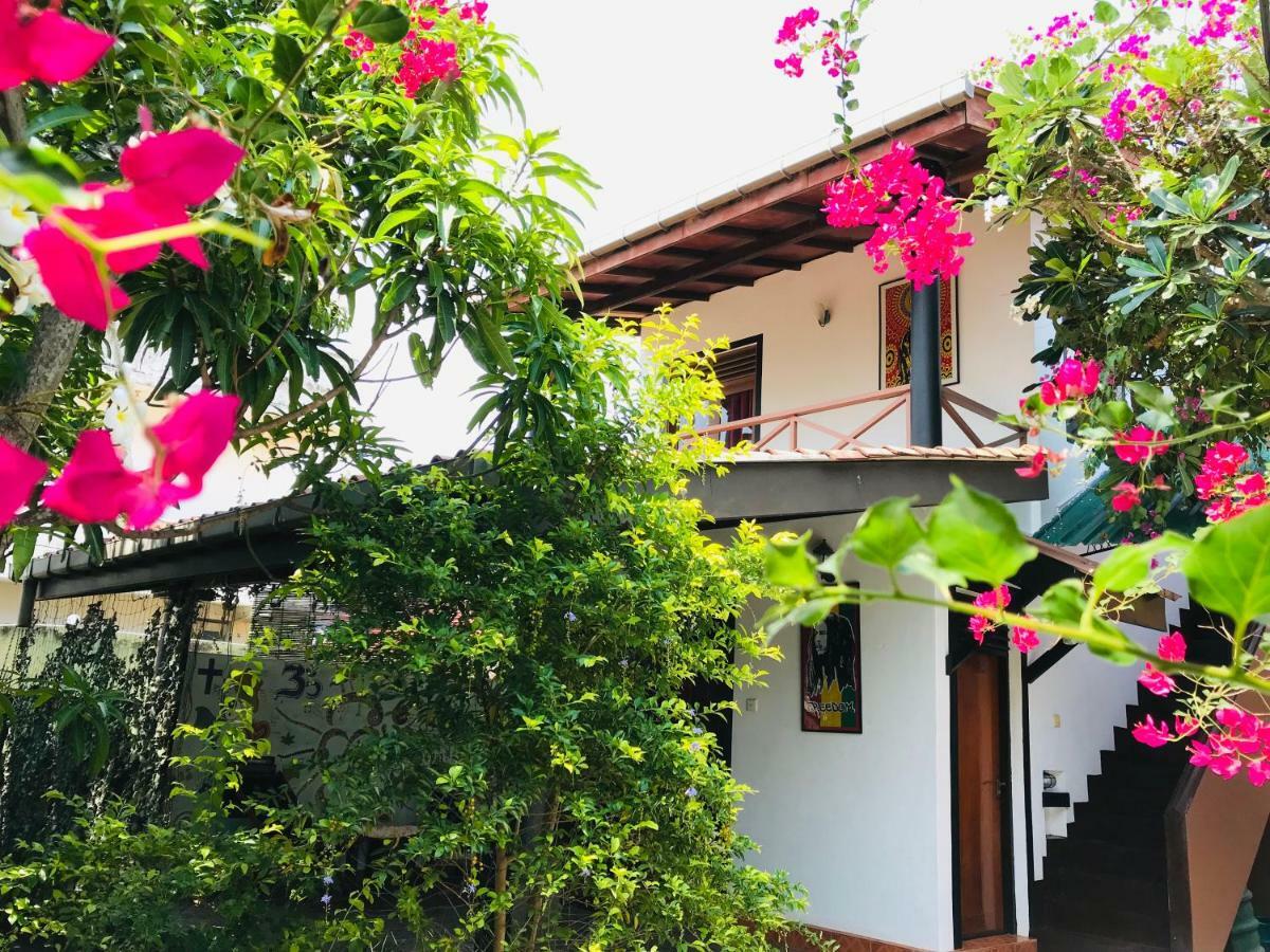 Sri Beach Bungalows And Villa Marawila Eksteriør bilde